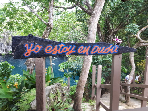 wooden sign with the text yo estoy en dudu